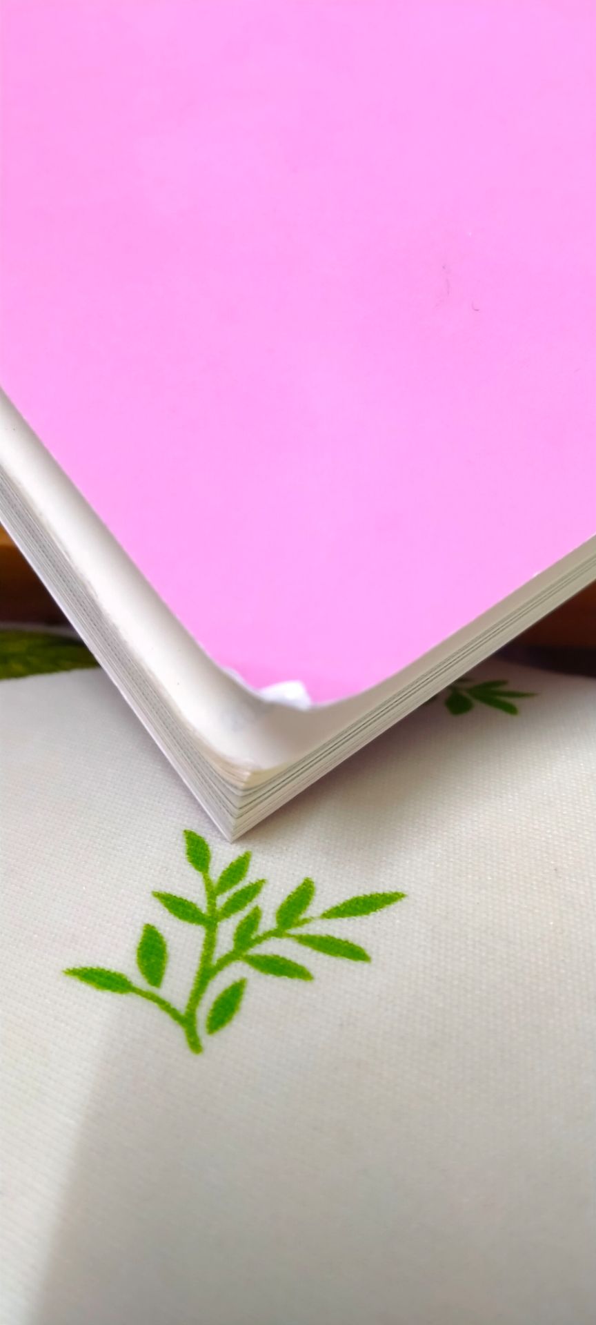 sau khi chờ 1 tháng hủy 1 đơn thì mới mang đc ẻm về. tiki bảo quản sách k tốt lắm, sách khá bụi, vận chuyển k bao bọc gì hết nên góc bị quăn chán ghê
giá hốt ngay đợt giảm nên rẻ quá chời
so với bản trc thì bản này giấy dày, mướt và màu sẫm hơn, bìa k đẹp bằng k kèm CD luôn nên vẫn thích bản cũ hơn~