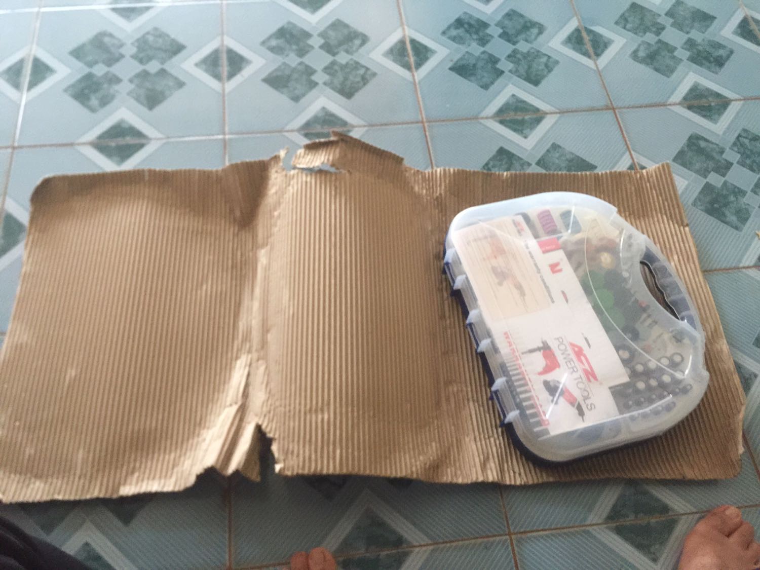 Hàng đóng gói sơ sài . Mở gói ra thì thấy cái hộp thì buồn hơn hộp ko cài đc mà phải dùng băng keo dán lại . Máy thì chạy nhưng đầu trục ko đều nên mủi khắc chạy loạn xạ ko dùng gì đc.... gửi yêu cầu hỗ trợ đổi trả thì chẳng thấy ai bên Tiki gọi lại Hàng đóng gói sơ sài . Mở gói ra thì thấy cái hộp thì buồn hơn hộp ko cài đc mà phải dùng băng keo dán lại . Máy thì chạy nhưng đầu trục ko đều nên mủi khắc chạy loạn xạ ko dùng gì đc.... gửi yêu cầu hỗ trợ đổi trả thì chẳng thấy ai bên Tiki gọi lại