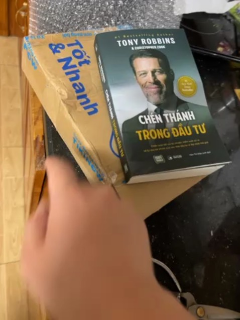 Sách bị cong và nát bìa. Lần đầu thấy ko hài lòng