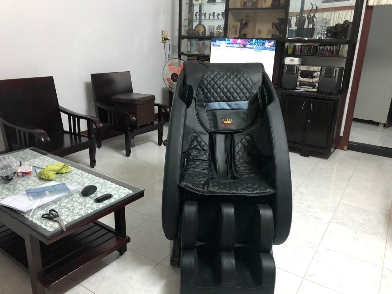 Tôi đã sử dụng sản phẩm được hơn 1 tuần. Tôi rất hài lòng về chất lượng sản phẩm.  Chiếc ghế được thiết kế độc đáo, tư thế nằm mát xa thoải mái.  Mỗi ngày tôi thư giãn cùng ghế ms này 15 phút người tôi khỏe hẳn ra.  Màu sắc như sh mô tả, phù hợp với không gian nội thất gia đình tôi: sang trọng, tinh tế.