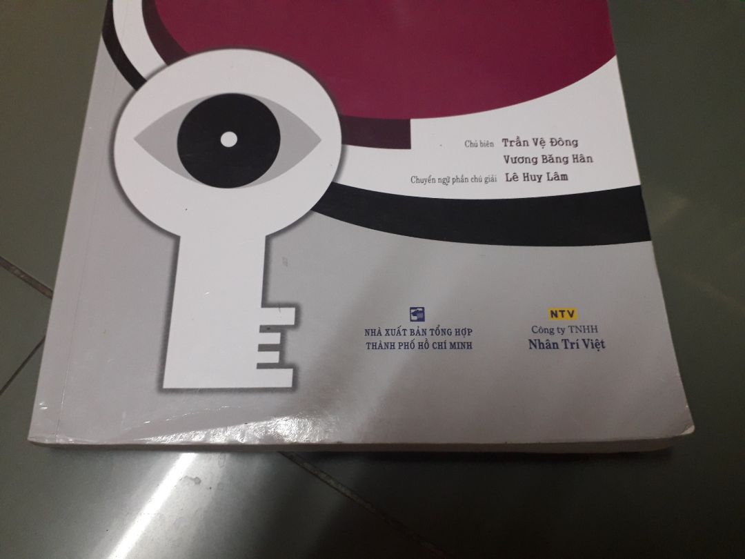 Tiki giao hàng rất nhanh nhưng sách lại bị lỗi quăn góc, nhăn bìa và nhìn có vẻ không mới lắm. Vì mình đi xa trong thời gian hàng về nên không đổi trả đc :(((