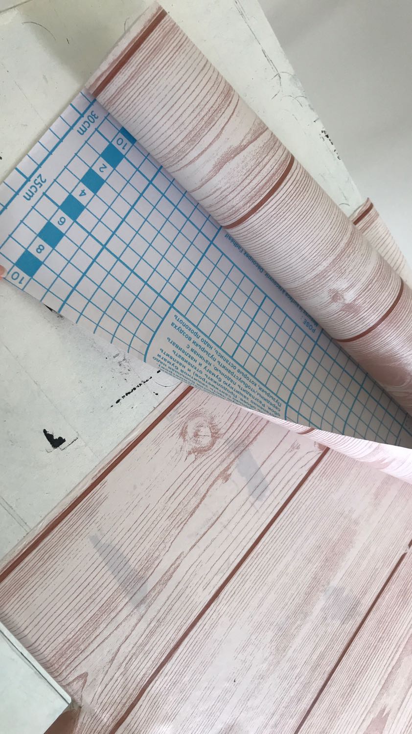 Giấy dai, dán chắc và đẹp. Phía sau có kẻ ô nên dễ cắt. Mình dùng dán kệ tủ cũng rất đẹp nhé.