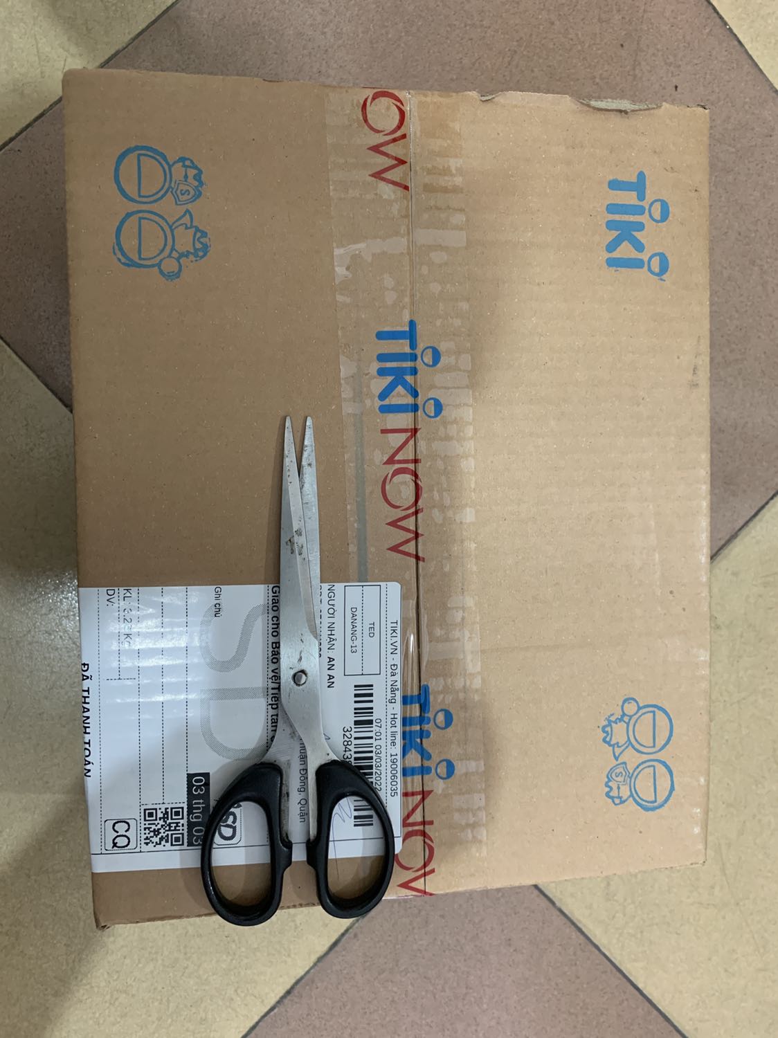 Tiki giao hàng nhanh, nhưng khâu đóng gói chưa ổn lắm. Nên bọc thêm màng xốp cho sản phẩm. Dù gì nó chỉ vài trăm nhưng sách bìa cứng va đập móp méo hết. Shiper nhiệt tình.