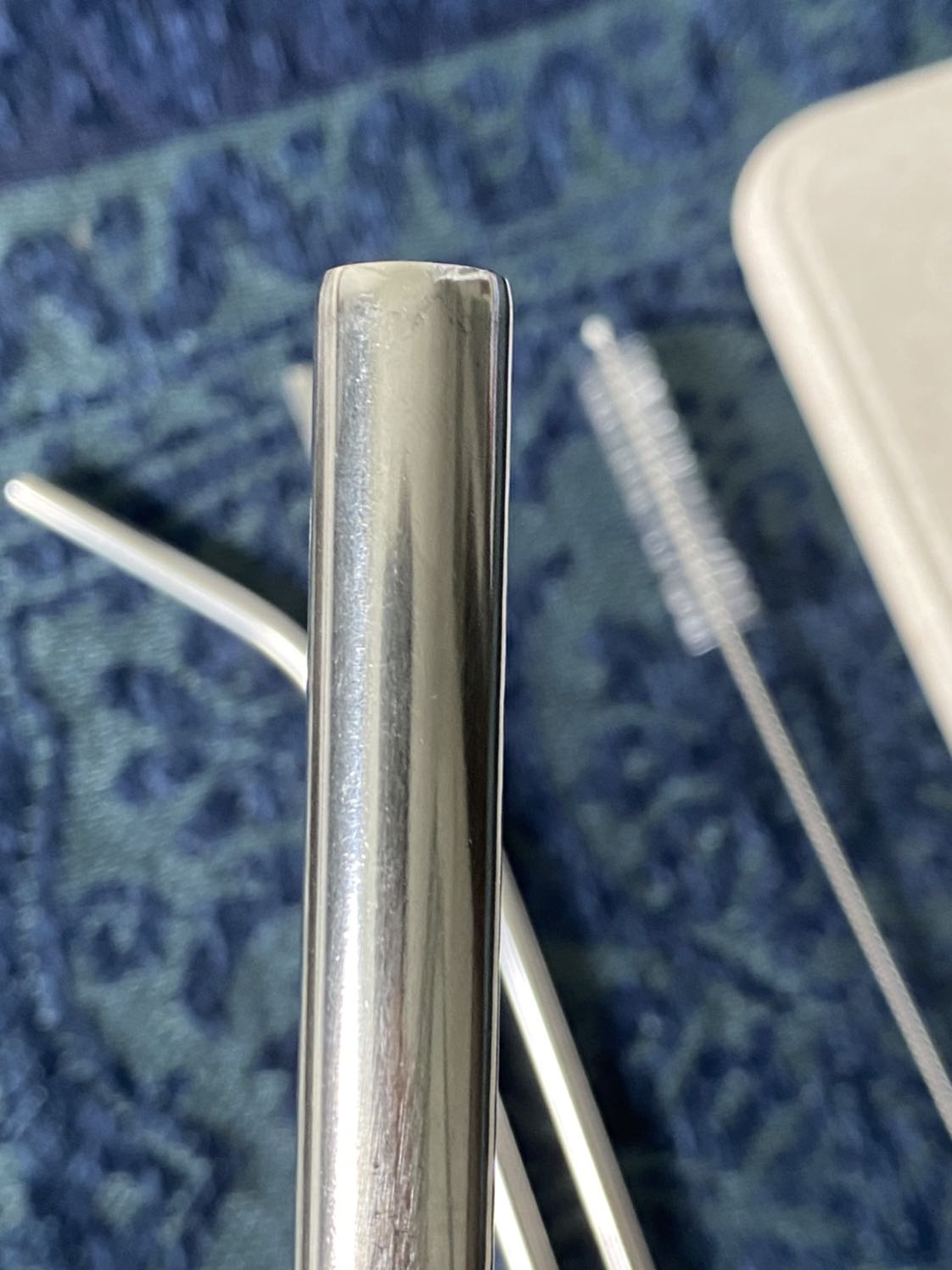 - Gói hàng của Tiki khá ổn cho lần này 
- Hàng giao giống hình 
- Giao hàng nhanh 
- Thẩm Mỹ sản phẩm thì phần đánh bóng ống hút không được bóng và có vết trầy và một đầu hơi đen đen.