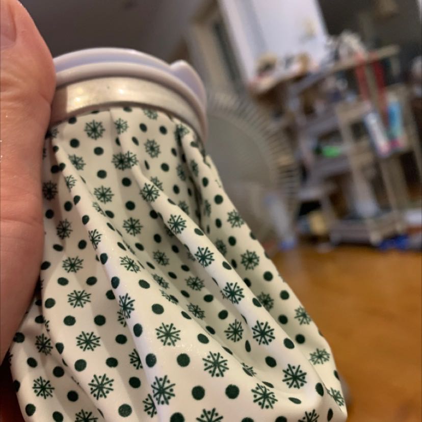 giao hàng nhanh
nhỏ xinh 
khi dùng thì thấy rất hay, nước ko thấm ra ngoài bề mặt. lúc đổ đá đi thì tự động co lại form
nói chung là ưng