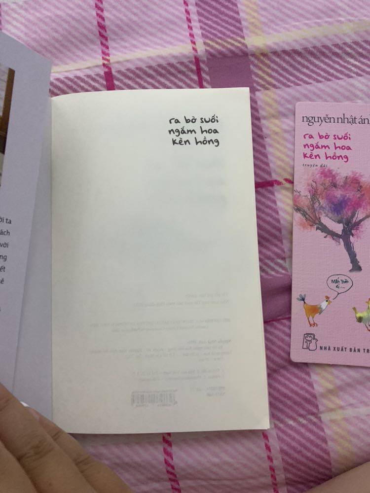 Truyện của Nguyễn Nhật Ánh thì đã quá quen thuộc với cái bạn độc giả rồi nên mình không có gì để nói nữa. Cuốn này truyện dễ thương dữ lắm luôn á, dễ thương từ màu sách cho đến nội dung luôn.