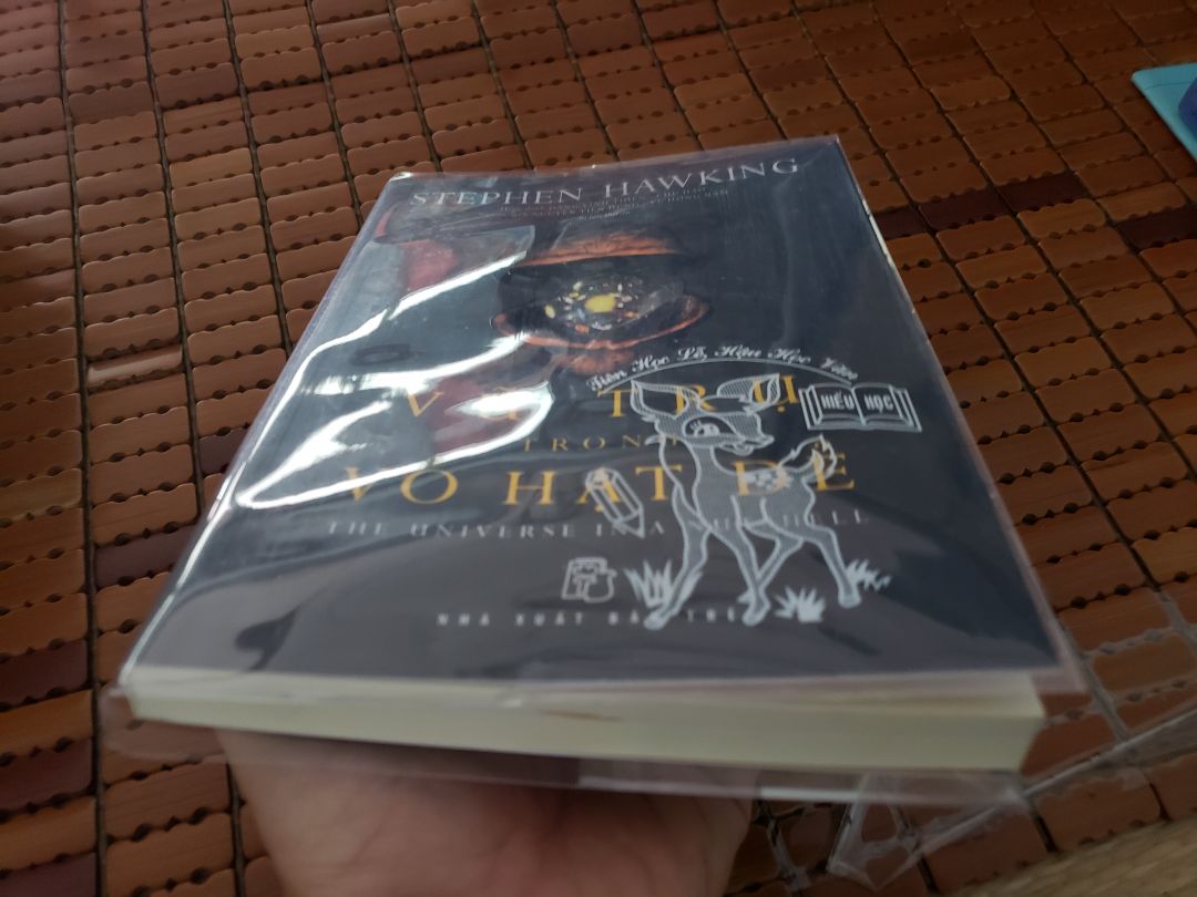 Sách hoàn thiện đẹp, chất giấy tốt, sờ mịn thích tay, giấy thơm. Rất nhiều hình minh họa, có trang màu minh họa. Nếu có miếng dấu trang kèm theo thì thích hơn.