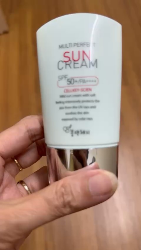 Shop đóng gói cẩn thận, ship hàng nhanh chóng. Kem chống nắng dùng khá thích, kết cấu mềm mịn, dễ tán đều, thẩm thấu nhanh. Thoa lên da không bị nhờn rít, bết dính. Kem giúp hiệu chỉnh màu da, nâng tông trắng nhẹ, chống thấm nước.