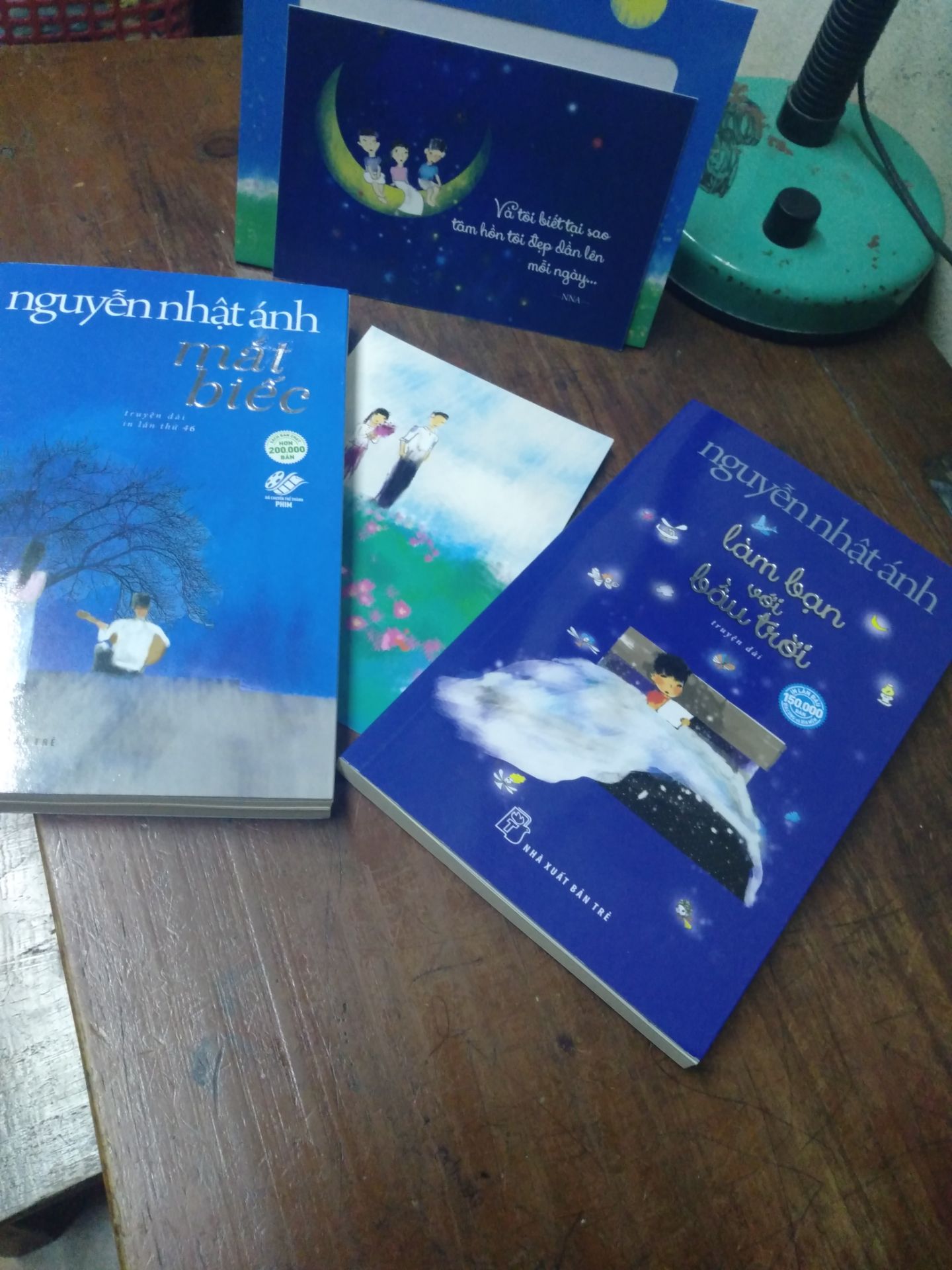 Sách này thực sự rất hay,ngôn từ dễ hiểu và đưa ta về với tuổi thơ,với những người bạn cùng nhiều cung bậc cảm xúc khác nhau