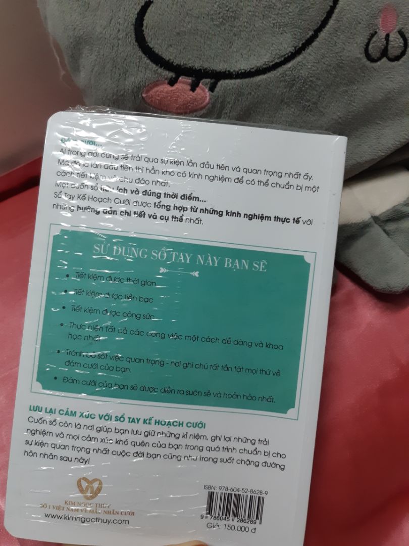 Đã có cái để nghiên cứu những ngày ở nhà trốn dịch. Đang rất cần quyển sổ tay ghi sẵn hết những thứ cần làm cho đám cưới như thế. Sách mới, có lớp nhựa bảo vệ bên ngoài sạch đẹp. Tiki giao hàng nhanh. Bạn nào đang lên kế hoạch cho đám cưới thì nên mua nhé, rất hữu ích ?