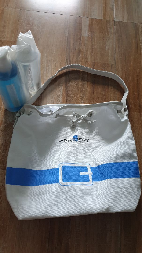 - Giao hàng đúng hạn, anh shipper linh hoạt trong thanh toán.
- Hàng tặng kèm là túi xách để vừa ipad, không có khuy kéo hay nút bấm. Quà tặng hiển thị rõ ràng, đầy đủ trong giỏ hàng. 
- Sản phẩm đều sản xuất vào năm 2021, có tem phụ rõ ràng.