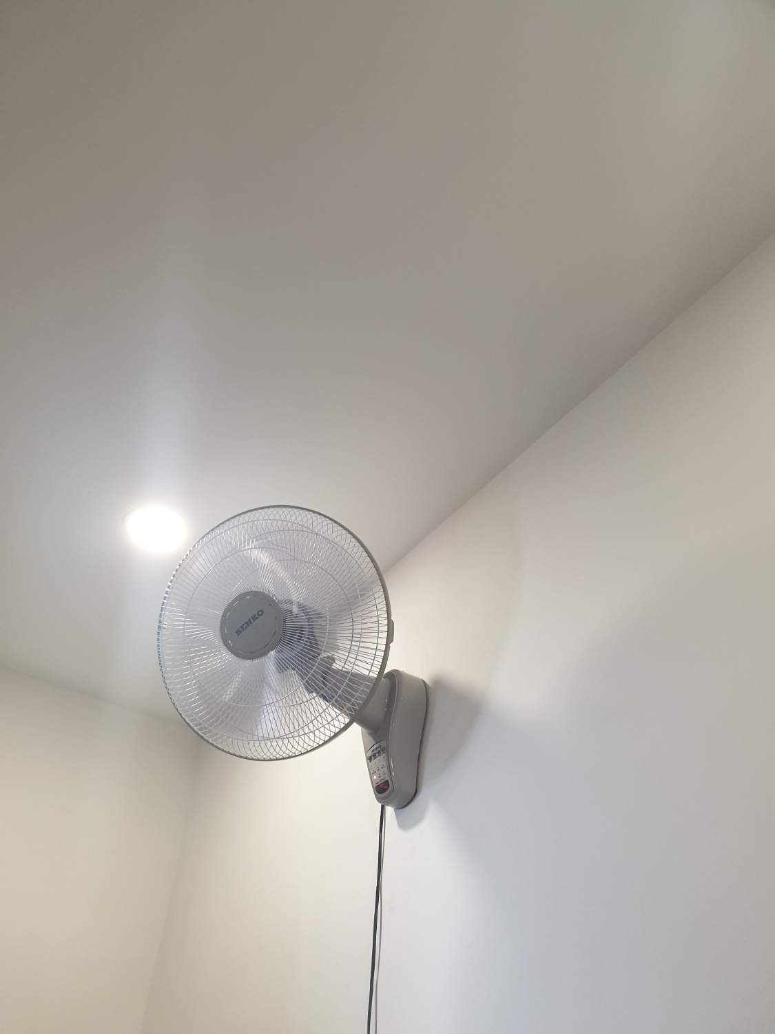 Mua 02 cây bị lỗi mất 01 cây, phải làm đổi trả. Cây bị lỗi mới sử dụng 2-3 h đồng hồ thì kêu tiếng động lạ rất khó chịu, đã thử quả thử lại cuối cùng vẫn phải đổi trả 1 cây. Hoạt động mạnh mẽ tuy nhiên tiếng ốn khá lớn. Không phù hợp cho phòng ngủ, đặc biệt đối với ai nhạy cảm, mất ngủ. Mua đồ điện máy online đúng là hên xuôi.
Định đánh 1 sao nhưng nhờ Tiki hỗ trợ đổi trả nhanh gọn nên cho thêm thành 2 sao Mua 02 cây bị lỗi mất 01 cây, phải làm đổi trả. Cây bị lỗi mới sử dụng 2-3 h đồng hồ thì kêu tiếng động lạ rất khó chịu, đã thử quả thử lại cuối cùng vẫn phải đổi trả 1 cây. Hoạt động mạnh mẽ tuy nhiên tiếng ốn khá lớn. Không phù hợp cho phòng ngủ, đặc biệt đối với ai nhạy cảm, mất ngủ. Mua đồ điện máy online đúng là hên xuôi.
Định đánh 1 sao nhưng nhờ Tiki hỗ trợ đổi trả nhanh gọn nên cho thêm thành 2 sao