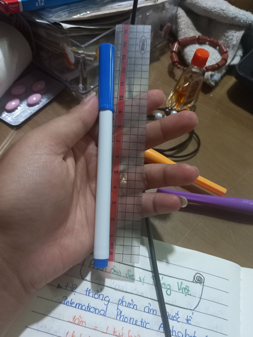 Thấy được quảng cáo rầm rộ nên mình cũng mua thử. Phần thân mực khá ngắn nên có thể sẽ nhanh hết! Nhưng với giá khá rẻ cho 36 màu thì cũng không nên yêu cầu quá nhiều. Bút có đầu cứng, thiết kế thông minh cho người đã viết lâu hoặc mới tập viết, dễ đi nét thanh và nét đậm! Tuy nhiên theo cá nhân mình thấy bút có màu hơi sặc sỡ, hầu như không có màu pastel, điều này khiến nó khá giống bộ bút lông tô màu. Tuy chất mực cũng ổn, không làm lem sổ mỏng. Thấy được quảng cáo rầm rộ nên mình cũng mua thử. Phần thân mực khá ngắn nên có thể sẽ nhanh hết! Nhưng với giá khá rẻ cho 36 màu thì cũng không nên yêu cầu quá nhiều. Bút có đầu cứng, thiết kế thông minh cho người đã viết lâu hoặc mới tập viết, dễ đi nét thanh và nét đậm! Tuy nhiên theo cá nhân mình thấy bút có màu hơi sặc sỡ, hầu như không có màu pastel, điều này khiến nó khá giống bộ bút lông tô màu. Tuy chất mực cũng ổn, không làm lem sổ mỏng.