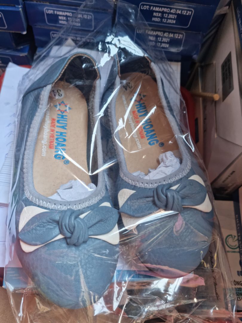 giày đẹp, ko có đúng zsai dán zsai giao đại, mong xhop ki hơn, cám ơn shop đổi trả