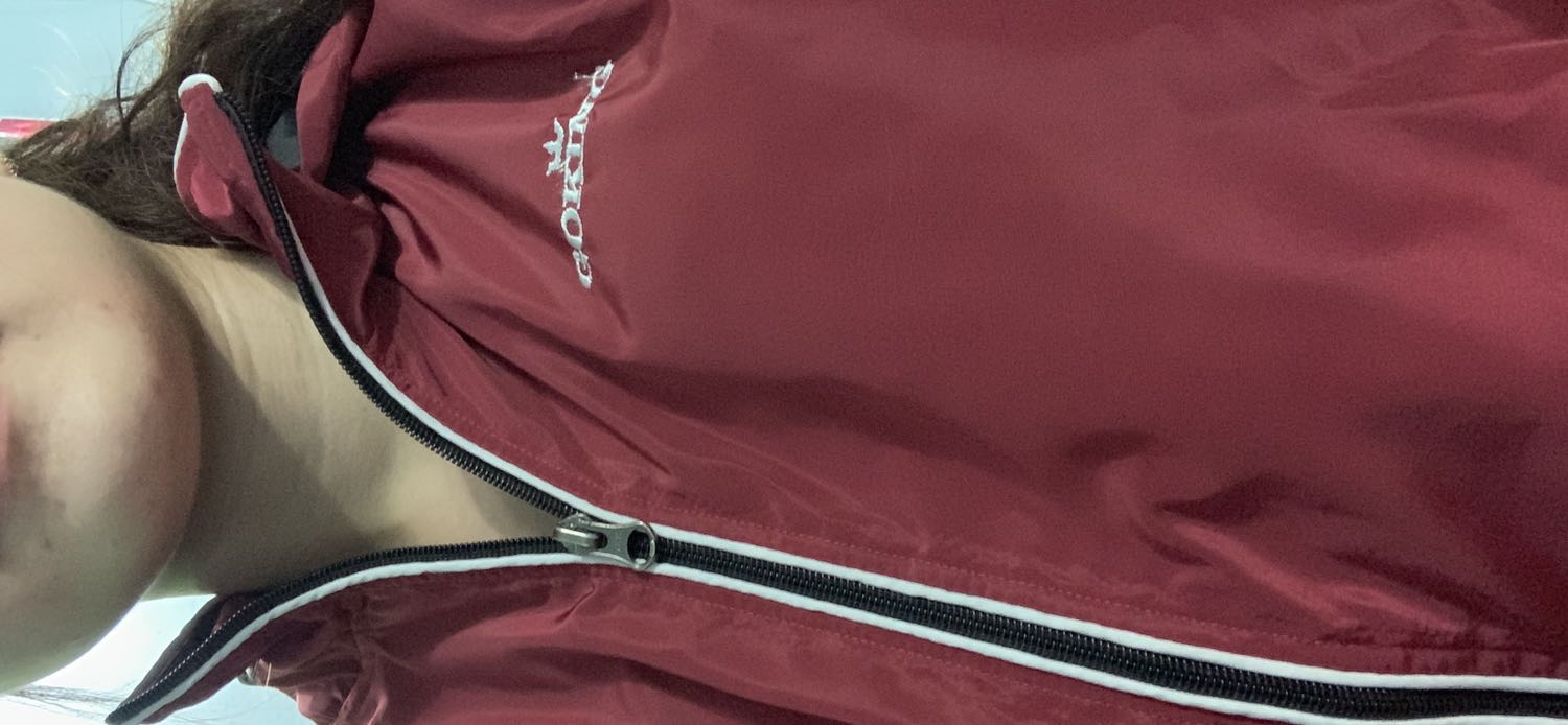 áo tốt. dày. mà màu hơi đậm , mình bận áo này nổi trội giữa đám đông luôn. hehe. nhưng áo chất lượng. good