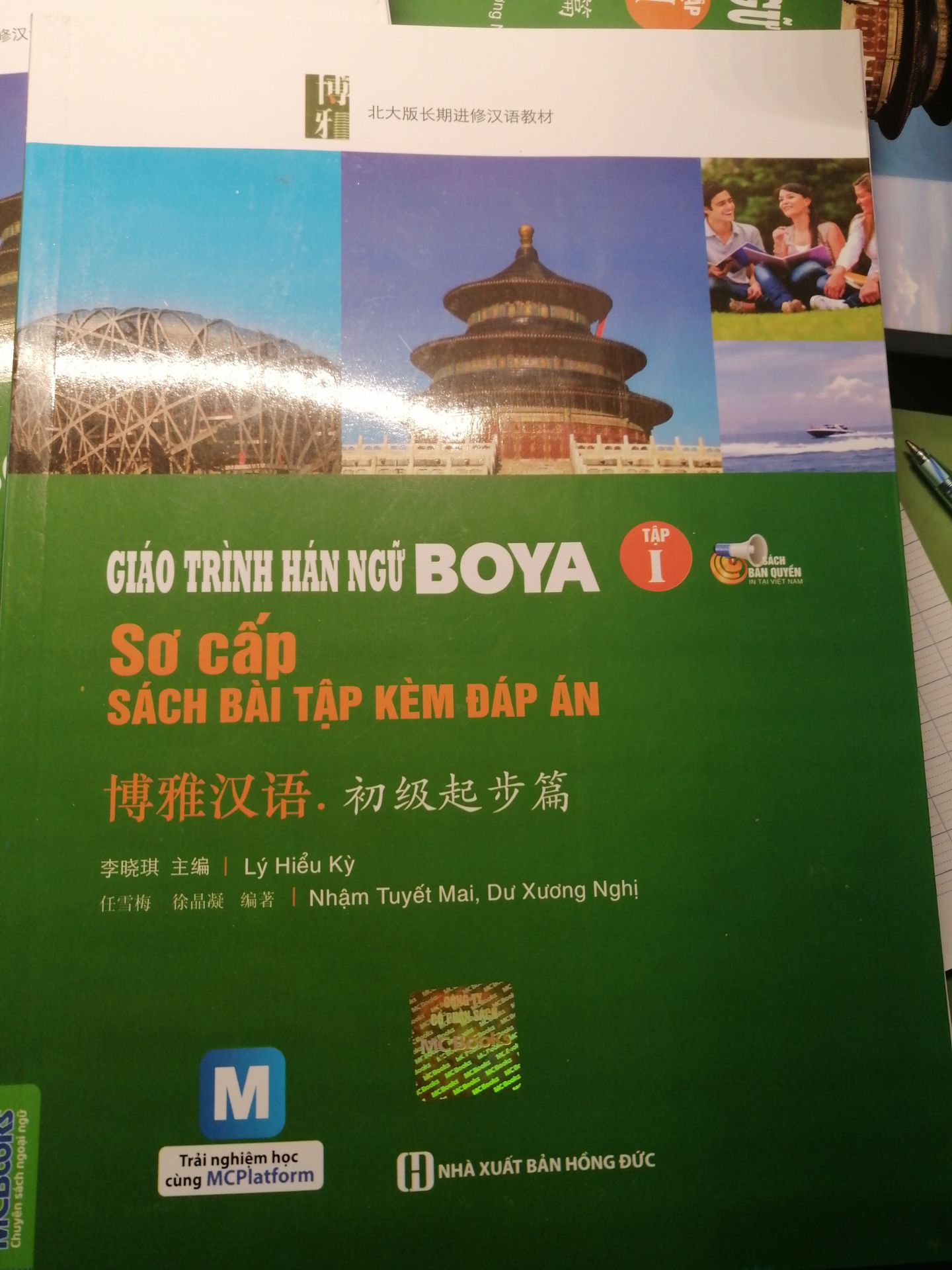 Giấy rất đẹp, dày, ban đầu khi mua mk khá lưỡng lự vì có 1 số ninhg luận tiêu cực, nhưng sau khi mua về thì k hối hận 1 chút nào cả mà ngược lại còn đẹp hơn mong đợi nữa, giao hàng rất nhanh???, cảm ơn shop ạ