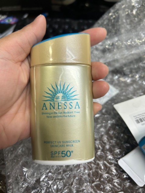 Vỏ hộp dán nhăn nhúm, xộc xệch. Nắp hộp và thân hộp k đều màu. Chữ in trên vỉ hộp mờ, không check được QR code. Mở ra mùi nồng chất kem đặc. KHÔNG PHẢI HÀNG CHÍNH HÃNG.