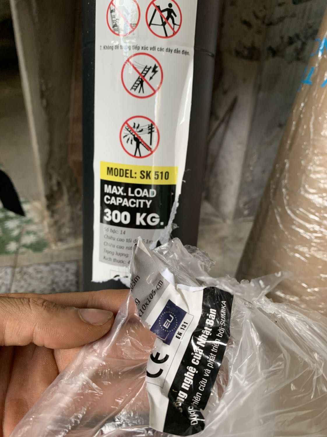 Mua 2 cái thang 4m4 và 5m1 . 2 cái chung hảng mà khác nhau hoàn toàn . Thang 4m4 thì ngon  gia công đẹp , còn cái thang 5m1 gia công gì nhựa dư quá trời , màu  thì khác , đã vậy dán tem cũng chán , dán lên chân thang không dán , đi dán lên bị nilong , lột ra rách miếng tem xấu quắc luôn rồi . Mua dùm người ta giờ sao dám đưa . Yêu cầu đổi lại cho tui cái thang màu sắc gia công giống cái 4m4 á .