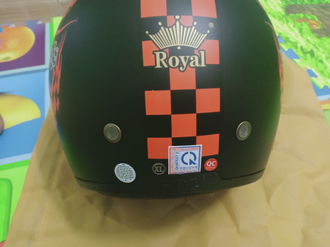 Mình mới nhận sản phẩm có đánh giá sau:
- Qun sát tổng thể tạm đc, nhưng sâu về chi tiết thì ko ổn, mấy cái nút như trên hình rất dễ bung (mà bung thì bụi sẽ vào, mưa sẽ lọt, mới về đã bung 2 cái), liên kết giữa các phần vải, xốp rất hời hợt.
- Chất lượng chắc phải sử dụng lâu mới biết đc, nhưng với mức giá này thì mình thấy ko ưng với sản phẩm, thật ra nếu có mình sẽ đánh giá 3sao rưỡi