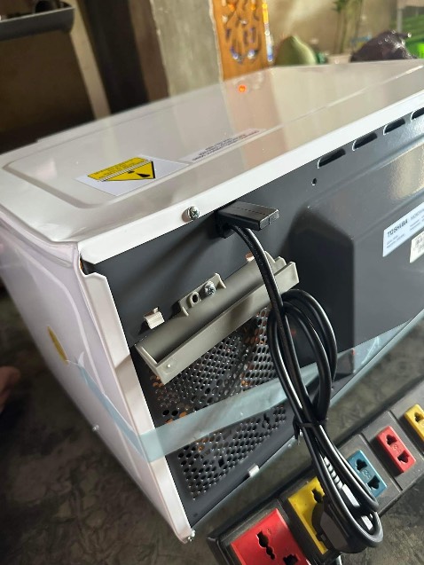 Sản phẩm giao tới bị bể lớp mút xốp , móp ngay góc cạnh máy , bạn nhân viên đưa dt cho người nhà của khách hàng nhờ quay giúp trong quá trình đồng kiểm . nhân viên giao hàng đồng kiểm nhưng cố tình lấy tay che di vị trí móp để khách hàng ko thấy được . Khách hàng nhìn qua màn hình dt luc đó đang quay phim thì ko thể nào mà nhận ra dc máy đã bị móp + với bàn tay nhân vien giao hàng cố tình che lại.() Mang vào nhà cắm điện *** thử thì nút khởi động bấm ko được . Yêu cầu tiki giải quyết sao cho thoả đáng