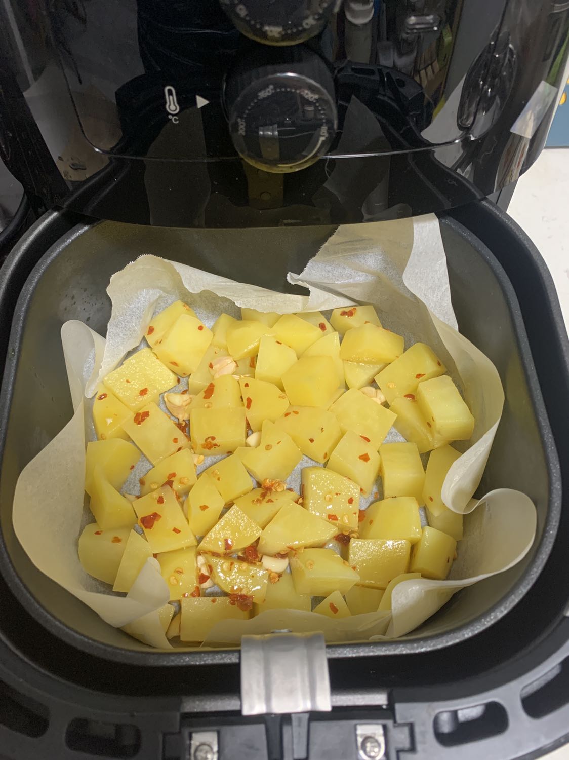 Hồi hận vì bây giờ mới mua nồi chiên không dầu. Nồi dung tích đủ cho 2 người ăn nhé, mình thấy công nghệ của Philips ổn lắm luôn, mình chiên khoai không cần lật mặt gì cả là chín đều luôn. Nồi không quá nóng dù mình chiên 200 độ trong 20p, rất xứng đáng giá tiền nha. Recommend bạn nào làm NVVP ko có nhiều thời gian cho việc bếp núc nhé!