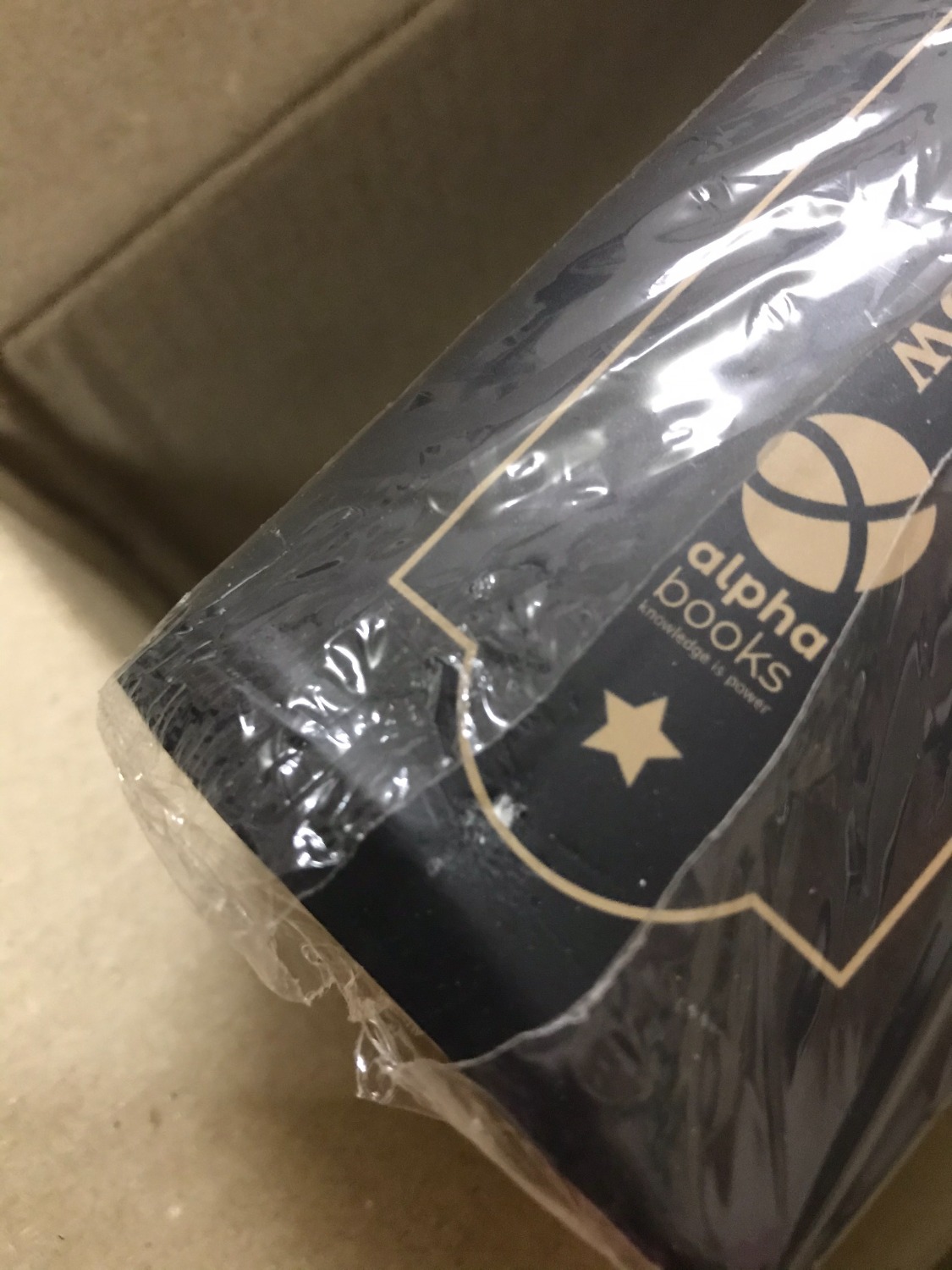 Sách mình nhận được có chất lượng rất kém. Màng co bị toác nhiều chỗ, sách bị hư dập khắp nơi gây biến dạng gáy sản phẩm, có những vết trầy xước trông rất khó hiểu. Mình có đính kèm hình ảnh một số chi tiết lỗi của sản phẩm nêu trên, bên Tiki vui lòng xem qua nhé!
Mình rất ngạc nhiên vì sản phẩm vừa phát hành trong tháng 12 này, nhưng sách mình nhận được thì trông như hàng tồn kho vậy, mình nghĩ lỗi phát sinh từ khâu bảo quản sản phẩm, nên Tiki vui lòng xem lại nhé!
Mình muốn đổi trả lại sản phẩm nêu trên. Tiki vui lòng thu hồi lại sản phẩm và đổi lại sản phẩm mới cho mình. Xin cảm ơn!