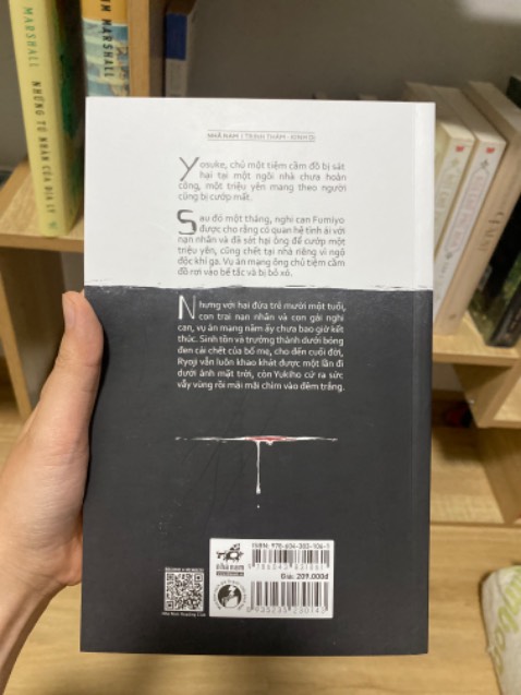 Mình đã đọc được khoảng 1/4 và quyết định drop. Mình ở SG bạn nào cần mình để lại 90k ko freeship nhen. Không phải do truyện dở hay văn phong của tác giả có vấn đề, chỉ do cá nhân mình ko tiếp nhận được tội phạm tình dục nên mình nghĩ là mình không xem tiếp được. Logic và cấu trúc truyện rất chặt chẽ, đảm bảo quyển này ko phải lỗi tác giả mà mình drop nha 🫣🥶
Liên hệ mình *** bên zalo á.