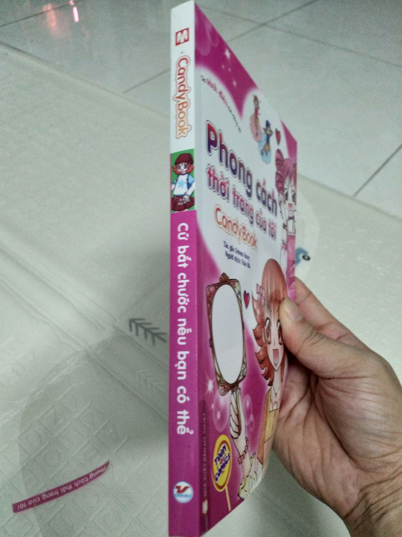 Mới mua về mà đã bung keo rồi. Đề nghị tiki đổi lại. Mua 12 cuốn, mới nhận 4 cuốn mà đã có 2 cuốn bị lỗi rồi. Cuốn phong cách thời trang của tôi thì bị lỗi in tiêu đề thành "cứ bắt chước nếu bạn có thể" phải dán bằng miếng tiêu đề  đè lên nhưng bị tróc keo ra. Thật sự không hài lòng cho đơn hàng lần này, đề nghị Tiki khắc phục.