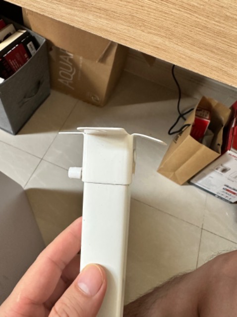 Hàng thực tế ko giống với hình ảnh, trông rất rẻ tiền, không có sự chăm chút về sản phẩm, thi công cẩu thả, keo dán gỗ không được vệ sinh kỹ, chân đỡ thì cong vêu, mỏng manh, cạnh bàn bị sứt, mặt bàn dính keo ko vệ sinh đi được, nhìn rất mất thẩm mỹ, nhà SX nên xem lại sp của mình thì mới cạnh tranh được.