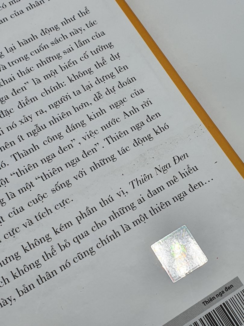 Với sách mình rất khắt khe về chất lượng (bên ngoài) vì mình luôn giữ gìn cẩn thận. sách mình nhận có hộp carton bọc, nhưng 2 mặt trước sau của sách có vết keo như từng bị dán băng dính. nhìn chung k ảnh hưởng gì nhiều nhưng nhìn khá khó chịu và mình chưa bao giờ bị tình trạng như vậy khi đặt qua Tiki Trading (lần này k phải). nội dung sẽ đọc và feedback sau. còn lại dịch vụ giao hàng nhanh k có gì phải phàn nàn