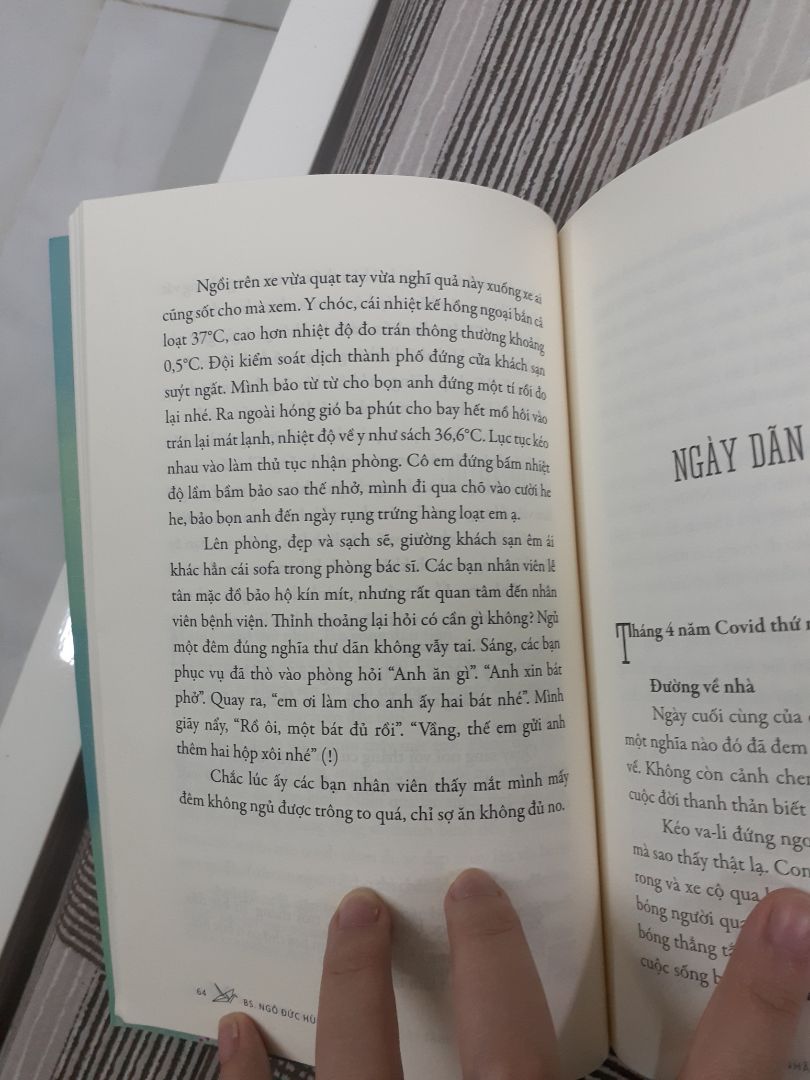 Phải nói đây là một quyển sách mà không thể chê bai gì hơn. Đọc xong mình nhận ra những thông tin mà thời sự đưa gần như chỉ là vỏ bọc bên ngoài. Quyển này lại giải thích rõ hơn, chính xác hơn về những thông tin đó. Quyển này còn cho ta một cái nhìn sâu sắc hơn về đời sống của một người bác sĩ. Mình càng biết ơn và ngưỡng mộ họ nhiều hơn. Dẫu công việc mệt mõi nhưng họ vẫn luôn hết mình dành giật mạng sống cho con người trước ngưỡng cửa tử thần. (Ngoài ra sách còn đưa ra cách giải thích khá cụ thể về cách thức hoạt động của Covid) Phải nói đây là một quyển sách mà không thể chê bai gì hơn. Đọc xong mình nhận ra những thông tin mà thời sự đưa gần như chỉ là vỏ bọc bên ngoài. Quyển này lại giải thích rõ hơn, chính xác hơn về những thông tin đó. Quyển này còn cho ta một cái nhìn sâu sắc hơn về đời sống của một người bác sĩ. Mình càng biết ơn và ngưỡng mộ họ nhiều hơn. Dẫu công việc mệt mõi nhưng họ vẫn luôn hết mình dành giật mạng sống cho con người trước ngưỡng cửa tử thần. (Ngoài ra sách còn đưa ra cách giải thích khá cụ thể về cách thức hoạt động của Covid)