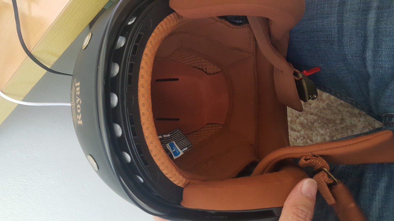 Không biết sản phẩm mình mua bị lỗi hay tất cả sản phẩm khác đều như vậy? Mũ bị lộ phần xốp trắng trông rất mất thẩm mỹ, tháo thử 2 miếng ốp má thì cúc bị tuột ra luôn (bị tuột phần chốt đồng trong cúc bấm) chả dám tháo tiếp sợ hỏng hết luôn. Nói chung là không hài lòng