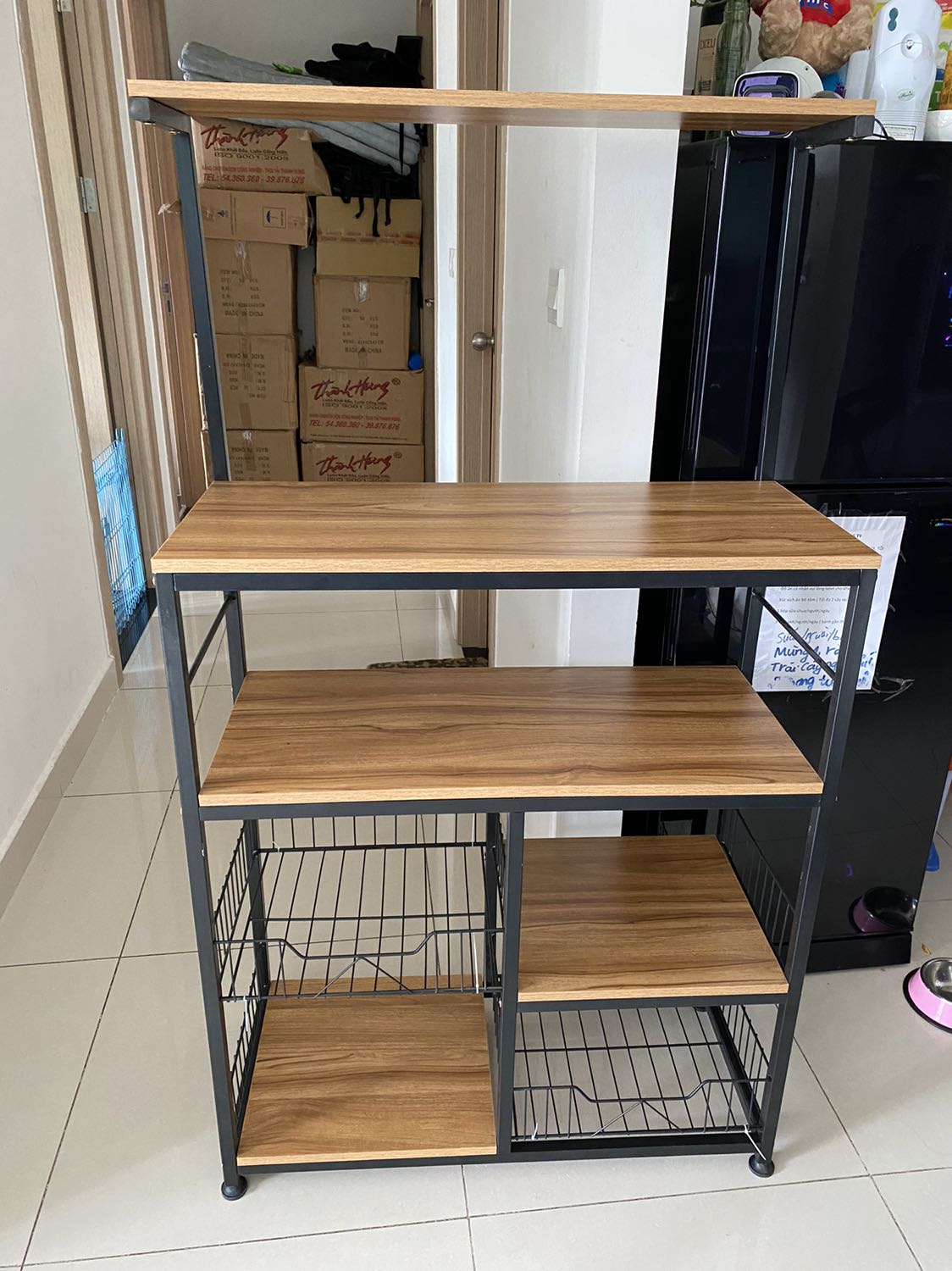 Kệ chắc chắn đẹp, có nhân viên hỗ trợ lắp rắp