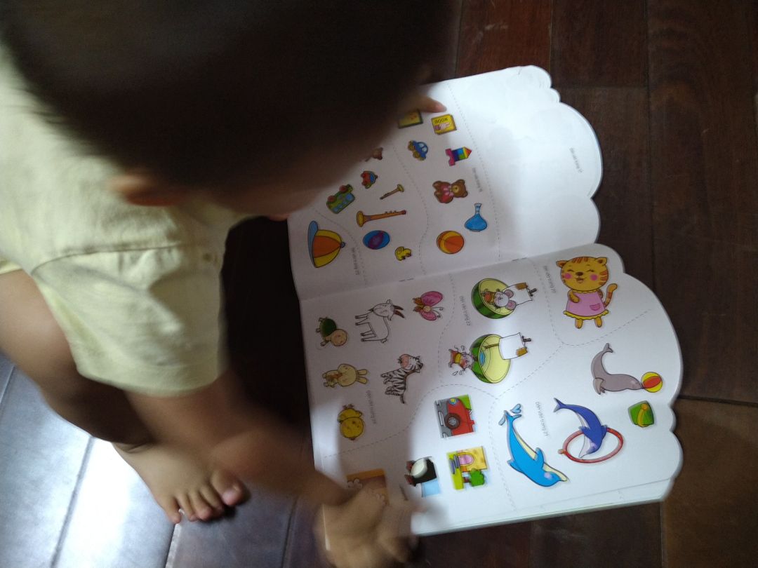 Sách nội dung hay, cần người lớn kèm, đọc tiêu đề hướng dẫn bé thực hiện. Bé 2 tuổi rất thích học. Bé 4 tuổi thì ham dán hơn.