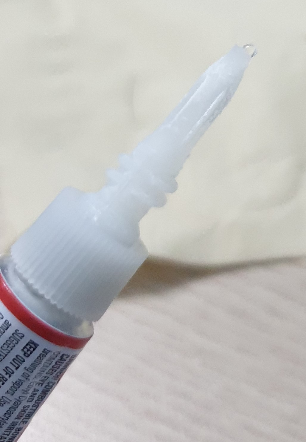 Dính rất tốt, đã thử với nhựa và kim loại (không phải đồ chịu lực). Keo có mùi giống 502 nhưng dạng sệt 0 phải dạng nước nên dễ sử dụng hơn. Keo trong không để lại vết keo. Thời gian khô tương đối nhanh. Đặc biệt thiết kế nắp rất tốt, dễ bảo quản keo. Dùng xong vặn chặt là được. Không lo mỗi lọ chỉ dán được 1 lần như 502.