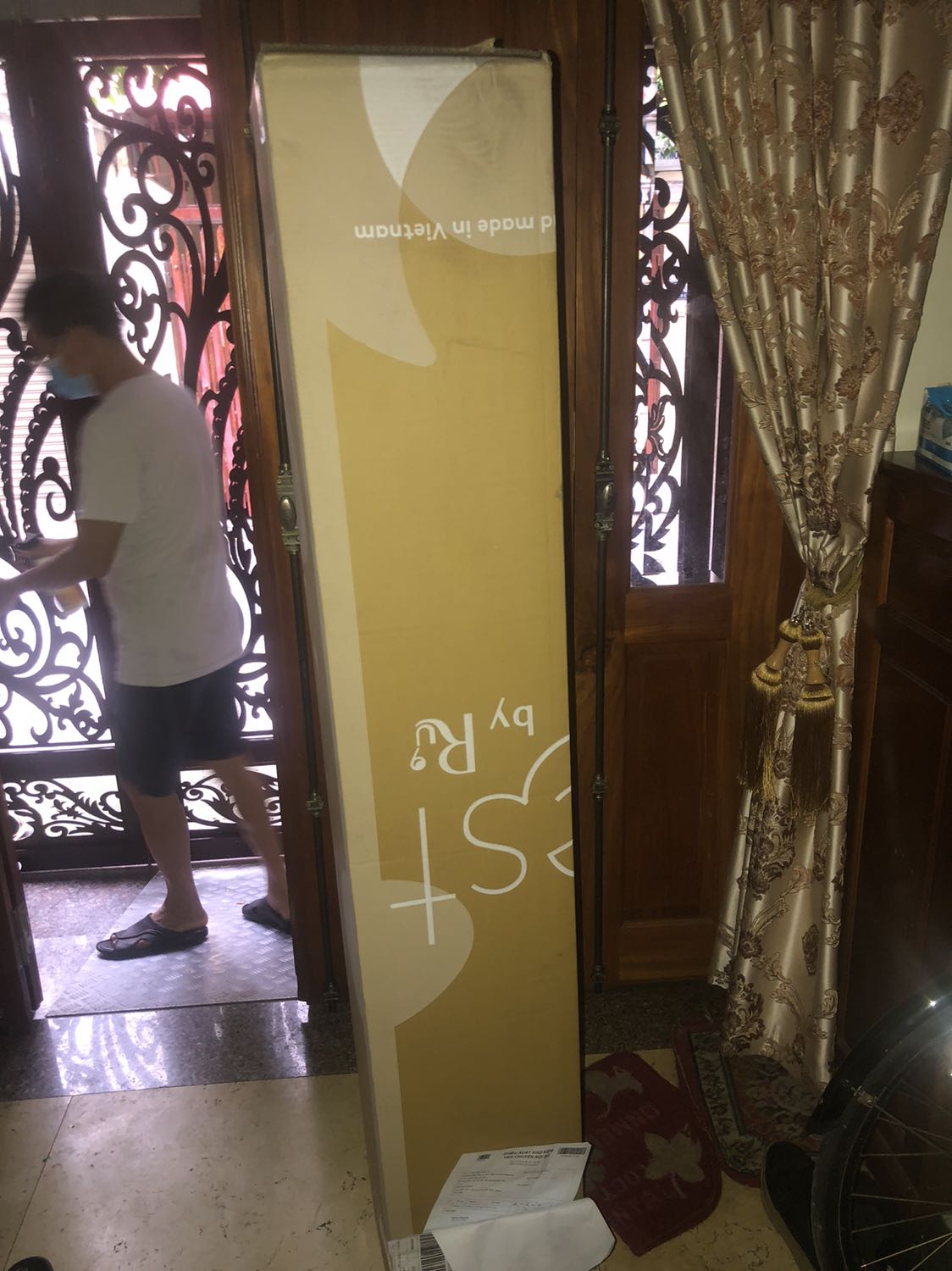 Nhận hàng trong 3 ngày khi đặt trong mùa giãn cách chị thị 16 pro. Hàng đóng gói gọn nhẹ và kĩ càng. Nệm có đi kèm 1 tờ thiệp gồm thông tin sản phẩm cách sử dụng bảo quản rất đẹp và chuyên nghiệp. Dùng rất ưng, nệm êm, đẹp, phẳng, đúng quảng cáo.