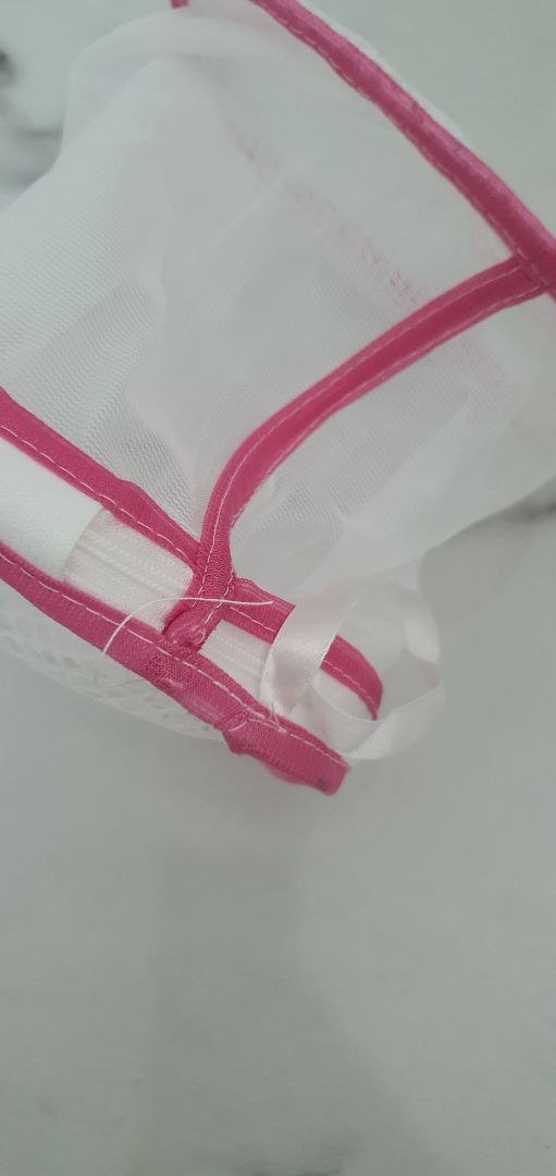 Hàng dỏm, dây kéo cực kì tệ. 2 túi thì 1 túi ko có dây kéo luôn như trong ảnh và 1 túi có dây kéo rất dỏm. Giặt xong thì dây kéo cũng bung ra luôn và áo không còn ở trong túi sau khi giặt xong nữa. Mọi người nên mua loại tốt hơn nha. Mình thấy có mấy chục nghìn nên cũng không khiếu nại với tiki nữa nhưng nhất định sẽ không bao giờ mua hàng ở shop này nữa. Mình chia sẻ ít dòng để mọi người biết trải nghiệm thật của mình nha.