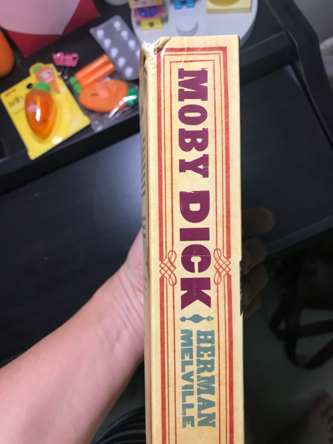 Gáy sách bị nát. Sách bọc rất kỹ nên chắc chắn là bị trước khi vận chuyển rồi.