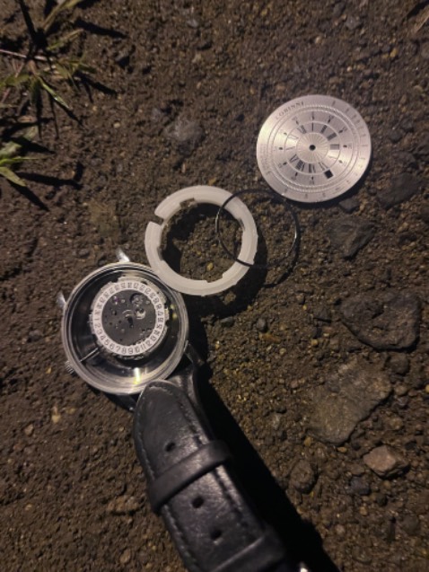 Quá tệ. Đồng hồ Lobini của tôi dùng 5 năm không việc gì, thay quai mới sút quai đồng hồ bung thành từng mảnh.