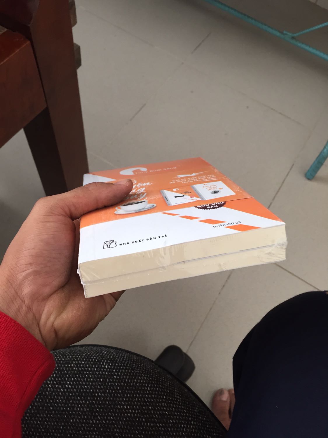 các bạn đang xem bình luận của tui có nghĩ tui *** các bạn không, không hề sách y như hình , không gặp vấn đề rách hay trầy xước gì hết , rất ok dịch vụ giao hàng từ anh shipper hay từ khâu đóng gói - bao bì đều rất là tốt , từ lúc mua ở tiki tới nay tui chưa có đơn hàng nào lỗi cả , phải chăng là nhờ tiki và sự may mắn của tui , mọi thứ đều tuyệt vời : thưa các bạn , chúc các bạn may mắn và cũng giống như mình . Cảm ơn tiki còn làm ăn dài dài . thanks tất cả