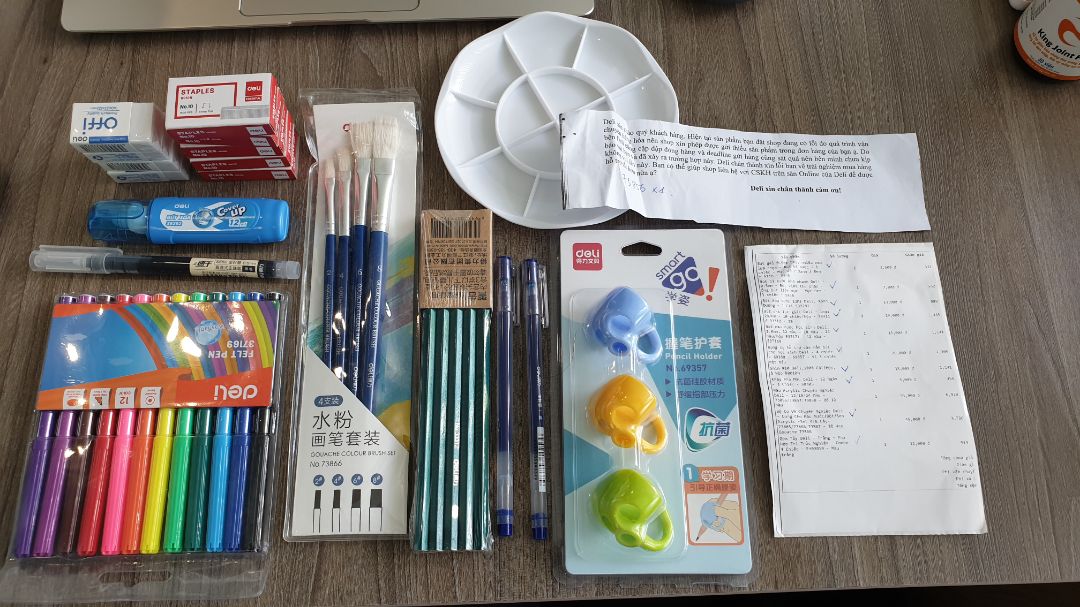 Sản phẩm tốt, xứng đáng được 5*. Tuy nhiên shop gửi hàng quá chậm và lại thiếu bộ tuýp 12 màu vẽ acrylic, là hàng đắt tiền nhất và quan trọng nhất trong số các mặt hàng tôi đặt mua. Nhận được thư xin lỗi của shop thì cũng ấm lòng một chút, nhưng shop không để lại *** để liên hệ giải quyết trục trặc mà lại yêu cầu tôi phải liên hệ với bộ phận CSKH của shop thì tôi không biết làm gì cả. Không lẽ tôi sẽ bị mất tiền oan? Mong Tiki giúp tôi liên hệ hệ với shop để giải quyết vấn đề này sớm nhất. Tôi cho 4* cũng chỉ để động viên shop trong khó khăn vì dịch thôi, chứ cách xử lý của shop chưa xứng đáng 4* Sản phẩm tốt, xứng đáng được 5*. Tuy nhiên shop gửi hàng quá chậm và lại thiếu bộ tuýp 12 màu vẽ acrylic, là hàng đắt tiền nhất và quan trọng nhất trong số các mặt hàng tôi đặt mua. Nhận được thư xin lỗi của shop thì cũng ấm lòng một chút, nhưng shop không để lại *** để liên hệ giải quyết trục trặc mà lại yêu cầu tôi phải liên hệ với bộ phận CSKH của shop thì tôi không biết làm gì cả. Không lẽ tôi sẽ bị mất tiền oan? Mong Tiki giúp tôi liên hệ hệ với shop để giải quyết vấn đề này sớm nhất. Tôi cho 4* cũng chỉ để động viên shop trong khó khăn vì dịch thôi, chứ cách xử lý của shop chưa xứng đáng 4*