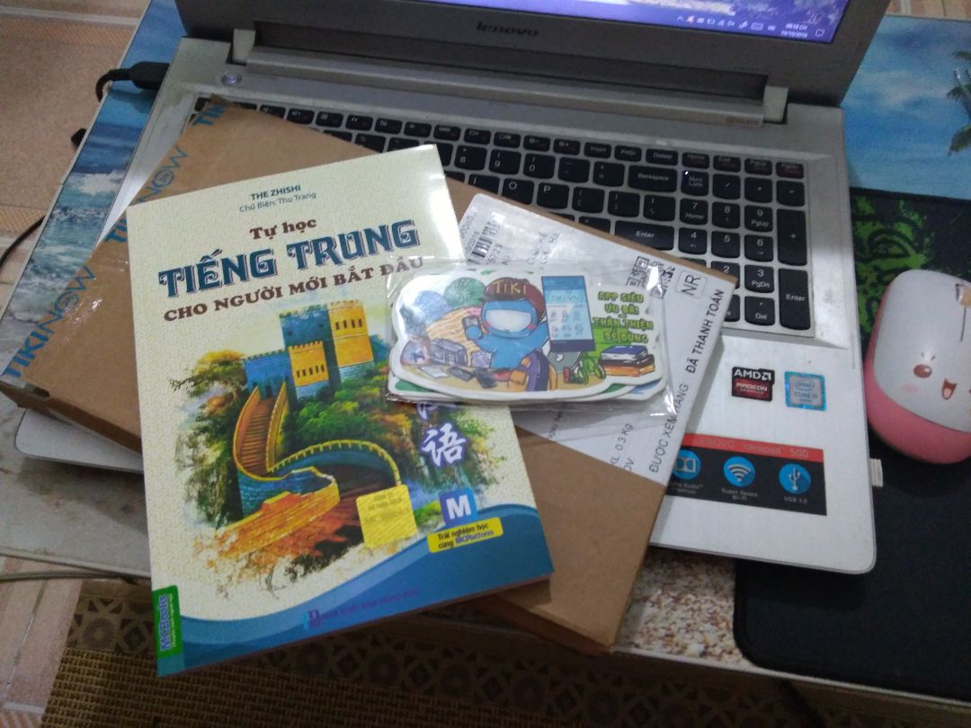 Nhận hàng sau 2 ngày đặt (vận chuyển tiêu chuẩn freeship). Delay 1 ngày nhưng Tiki nhắn tin xin lỗi cẩn thận ❤ dù mình không cũng không cần gấp lắm. Vẫn như mọi review khác, Tiki đóng gói hàng số 2 thì không ai dám nhận số 1 ? Max gọn gàng sạch đẹp ? Cảm xúc khi vừa khui hộp thì: "Truyền thuyết về Tiki cute có là thật" ? Ý mình là 4 cái bookmark tặng kèm ý ? Còn về sạch thì hình thức tốt, bìa đẹp, giấy tốt, dùng kèm app, CD có thể lên web nhà sách tải về. Nội dung đọc qua thấy ổn, review của những người khác cũng tốt. Từ giờ mình sẽ mua hàng trên Tiki nhiều hơn, đặc biệt là sách.