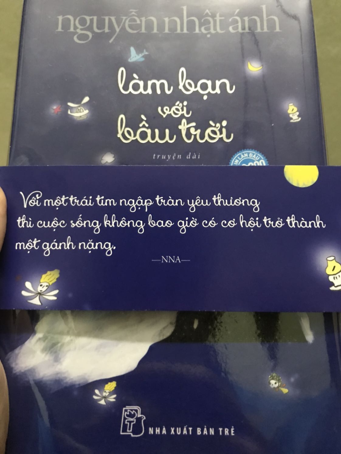 Một câu chuyện hoàn hảo và nhân văn, chứa đựng trong đó là một tâm hồn trong sáng đầy tình thương yêu. Tuy vậy, nó vẫn đan xen những nỗi buồn sâu thẳm giữa bầu trời đầy sao và ánh trăng. Chất văn của bác Ánh thì không lẫn vào đâu được, xứng đáng là người kể chuyện cho tuổi thơ, phản ánh cái chất trong trẻo và thơ ngây một cách chân thực của những năm tháng mà ai trong mỗi chúng ta đều đã trải qua.
Chất lượng sách của NXB Trẻ thì không phải bàn cải, hảo hạng. Cảm giác cầm trên tay thật thích thú, trang trí bìa lại bắt mắt làm cho giá trị quyển sách càng tăng thêm.
Các bạn sẽ nhận được nhiều giá trị khi đọc xong câu chuyện “Làm bạn với bầu trời” Một câu chuyện hoàn hảo và nhân văn, chứa đựng trong đó là một tâm hồn trong sáng đầy tình thương yêu. Tuy vậy, nó vẫn đan xen những nỗi buồn sâu thẳm giữa bầu trời đầy sao và ánh trăng. Chất văn của bác Ánh thì không lẫn vào đâu được, xứng đáng là người kể chuyện cho tuổi thơ, phản ánh cái chất trong trẻo và thơ ngây một cách chân thực của những năm tháng mà ai trong mỗi chúng ta đều đã trải qua.
Chất lượng sách của NXB Trẻ thì không phải bàn cải, hảo hạng. Cảm giác cầm trên tay thật thích thú, trang trí bìa lại bắt mắt làm cho giá trị quyển sách càng tăng thêm.
Các bạn sẽ nhận được nhiều giá trị khi đọc xong câu chuyện “Làm bạn với bầu trời”