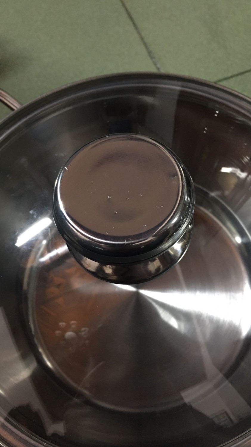 Giống với hàng mình đi xem ngoài cửa hàng, giá rẻ hơn rất nhiều.
Về cảm quan có 1 núm tay cầm của nắp có vài chấm xước nhỏ, ko thành vấn đề lắm. Rất hài lòng với lần mua này