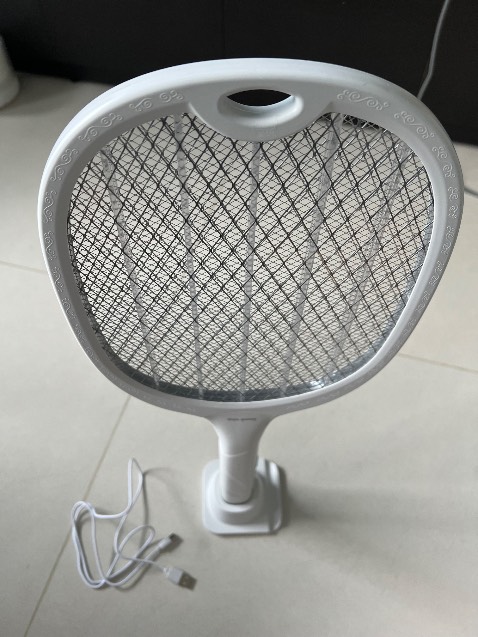 Sản phẩm hoàn thiện tốt, nhìn rất bắt mắt. Hộp sản phẩm bao gồm 3 món: vợt, đế cắm vợt và dây sạc cổng Type-C.
Giao hành nhanh và đóng gới rất cẩn thận.