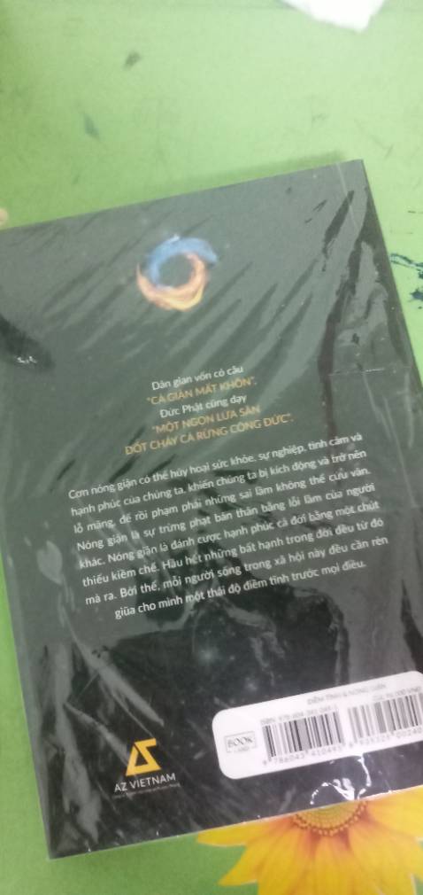 - Sách có bọc , chất lượng giấy in ổn và bìa ngoài còn mới
- Sách self help , đối với mình thì quyển này chỉ nên đọc để có lối hành văn tốt hơn thôi vì tác giả có nhiều dẫn chứng , ví dụ và lời văn cũng rất mượt NHƯNG để đọc mà hết tính nóng giận thì không nhé , giống như đọc xong 1 bài nghị luận rất hay nhưng ko có 1 chút tác động nào đến tâm lý mình vậy ấy