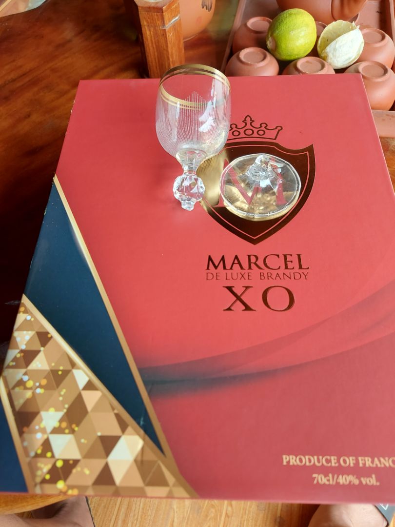 đã nhận đc sản phẩm hôm 1.1.2023.xin đánh giá như sau. có 2 tem chống hàng giả. quét mã vạch.tem giữa chai.thì ra rượu xo. giá 520.000đ .quét mã vạch trên đầu chai thì không ra sp.không biết do phần mềm hay do sp. chất lương thì chưa dùng nên chưa dám nhận xét. 1 cái ly đi kèm hộp thì bị vỡ do vận chuyển.và không chèn chắc bên trong. đề nghị shop gửi cho 1 ly khác.nếu có thể. vì rượu làm quà biếu. chất lượng rượu thế nào ai dùng rồi thì cho đánh giá.để đảm bảo uy tín và danh dự cho shop.tạm thời cho shop4sao.thanks