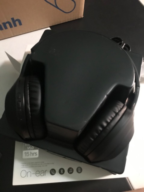 Shop gói hàng rất chắc chắn nha, chất lượng đúng với giá tiền. Có kèm theo dây để kết nối bằng dây thay vì bluetooth, khi hết pin thì dùng dây này cũng sạc được luôn, khá tiện