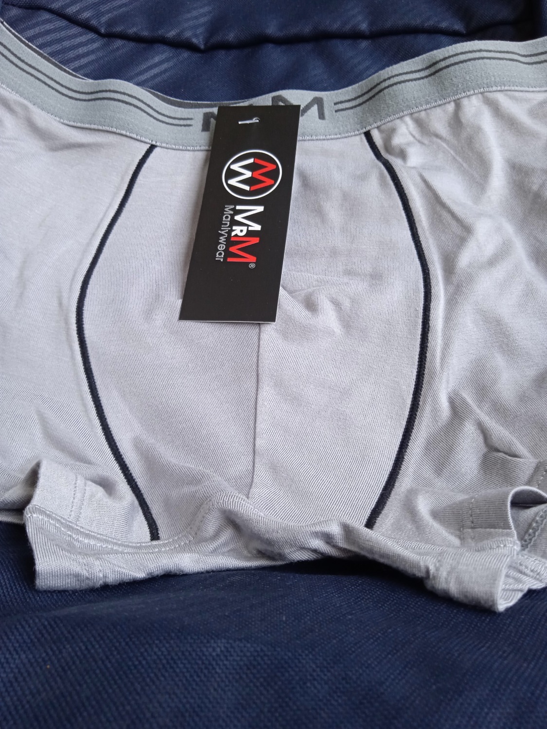 Trải nghiệm ban đầu cực kì tốt.
Đặt hàng tiki 2h giao nhanh, hộp tiki đóng gói đẹp cực kì cẩn thận, bên trong hộp tiki là hộp 4 quần của shop, thông tin chi tiết logo thương hiệu sp,địa chỉ web đầy đủ chi tiết.
Sp giao đúng 4 màu, 4 size, Sp như mô tả.
Quần chính hãng,tiền nào của nấy, chất lượng tốt giá tiền chưa đến 70k/chiếc theo set 4 quần, thậm chí rẻ hơn cả ngoài shop offline mà chất lượng còn tốt hơn.
Vải Bamboo sờ rất mềm mịn, mát ,co giãn thoải mái nhưng độ bền thì chưa biết.
mặc 1 thời gian xem có bị bai zão không. 
Cảm quan ban đầu thấy đáng tiền, chấp nhận được....