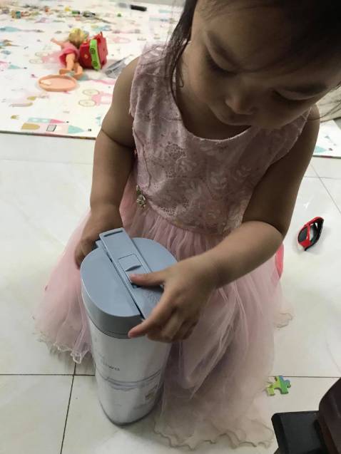 sản phẩm nhỏ gọn, thiết kế xinh xắn. dễ dàng sử dụng. có nút đóng mở ở trên. màu sắc đẹp. phù hợp với các gia đình. mình mua nhiều sản phẩm nhưng shop đóng gói rất chắc chắn và cẩn thận. tiki giao hàng nhanh.